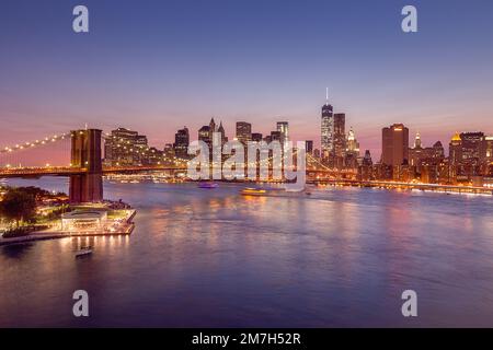 East River Manhattan New York City Skyline bei Nacht Stockfoto