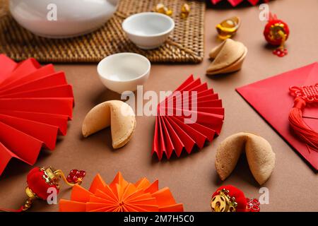 Glückskekse und chinesische Symbole auf braunem Hintergrund, Nahaufnahme. Neujahrsfeier Stockfoto