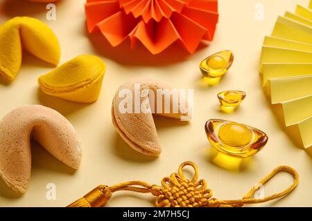 Glückskekse und chinesische Symbole auf gelbem Hintergrund, Nahaufnahme. Neujahrsfeier Stockfoto