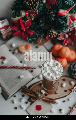 weihnachten verwöhnt Kaffee und Marshmallow Stockfoto