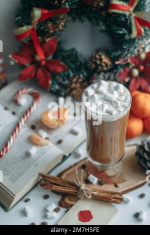 weihnachten verwöhnt Kaffee und Marshmallow Stockfoto