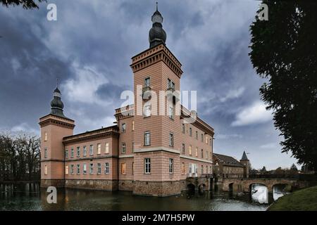 Liblar, Deutschland, Januar 09 2023: Die historische Burg Gracht in erftstadt in der Abenddämmerung Stockfoto