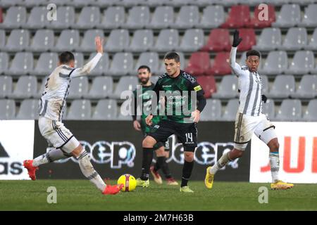 Alessandria, Italien, 8. Januar 2023. Simone Palombi von Pordenone Calcio tritt gegen Alessandro Pio Riccio und Marely Ake von Juventus während des Spiels der Serie C im Stadio Giuseppe Moccagatta - Alessandria, Turin auf. Der Bildausdruck sollte lauten: Jonathan Moscrop/Sportimage Stockfoto