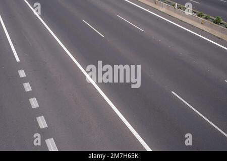 Fahrbahnmarkierungen, Markierung verschiedener Fahrspuren, Asphaltboden einer Autobahn Stockfoto