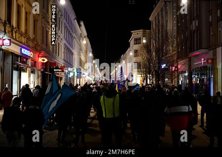 Am Postplatz findet am Montagabend erneut eine Kundgebung mit ca. 300 Teilnehmern statt. Wenn Sie eine der folgenden Bedingungen erfüllen: „, II, III, III, IV, V, V, VI, VII, VII, VII, VIII, IX, X Stockfoto