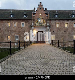 Liblar, Deutschland, Januar 09 2023: Die historische Burg Gracht in erftstadt in der Abenddämmerung Stockfoto