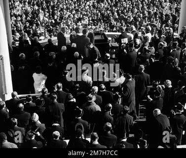 Eröffnungszeremonie der USA Präsident John F. Kennedy, umgeben von Menschenmengen, USA Capitol Building, Washington, D.C., USA, Architect of the Capitol, 20. Januar 1961 Stockfoto