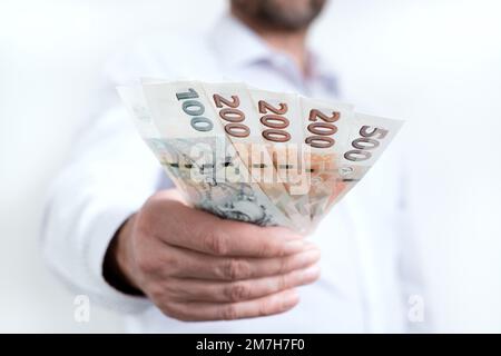 Man Hold Fan von Bargeld Tschechische republik Krone Währung. Tschechisches Finanzkonzept. Kleine nominale CZK-Banknoten. Stockfoto