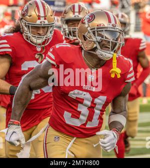 Santa Clara, Kalifornien, USA. 8. Januar 2023. San Francisco 49ers Safety Tashaun Gipson Sr. (31) feiert das erste Abfangen für den Tag am Sonntag, dem 08. Januar 2023, im Levis Stadium in Santa Clara, Kalifornien. Die 49ers besiegten die Cardinals 38-13. (Kreditbild: © Al Golub/ZUMA Press Wire) NUR REDAKTIONELLE VERWENDUNG! Nicht für den kommerziellen GEBRAUCH! Stockfoto