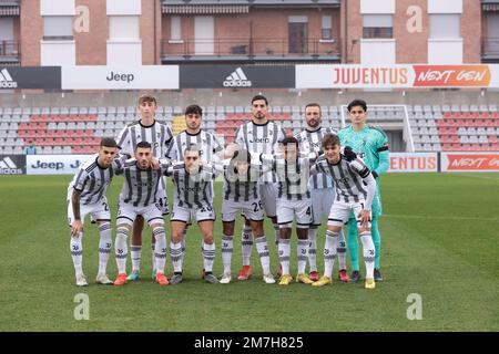 Torino, Italien, 8. Januar 2023. Der Juventus Next Gen, der elf beginnt, stellt sich für ein Teamfoto vor dem Anstoß in der hinteren Reihe ( L bis R ) auf; Dean Huijsen, Alessandro Sersanti, Emanuele Pecorino, Fabrizio Poli und Giovanni Garofani in der ersten Reihe ( L bis R ); Enzo Alan Tomas Barrenchea, Alessandro Pio Riccio, Simone Iocolano, Tommaso Barbieri, Marely Ake und Mattia Compagnon im Spiel der Serie C im Stadio Giuseppe Moccagatta - Alessandria, Torino. Der Bildausdruck sollte lauten: Jonathan Moscrop/Sportimage Stockfoto