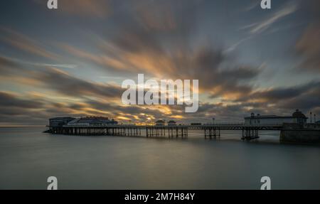 Langzeitbelichtung von Cromer Pier, Norfolk bei Sonnenaufgang Stockfoto