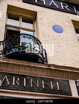 Blaue englische Gedenktafel für Norman Hartnell, Modedesigner, in Bruton St, Mayfair, London Stockfoto