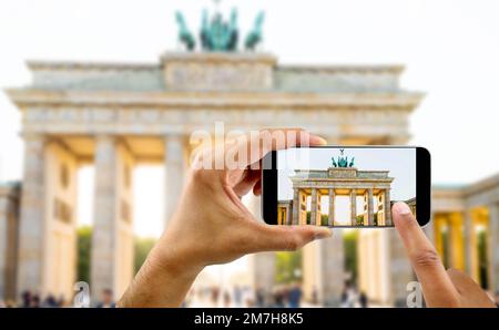 Touristen machen ein Foto mit Ihrem Handy brandenburger Tor Stockfoto