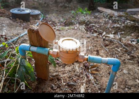 Wasserzähler auf Wasserleitung pvc auf dem Boden, alter Wasserzähler zur Überprüfung der Schätzung des Wasserverbrauchs im Dorf Stockfoto