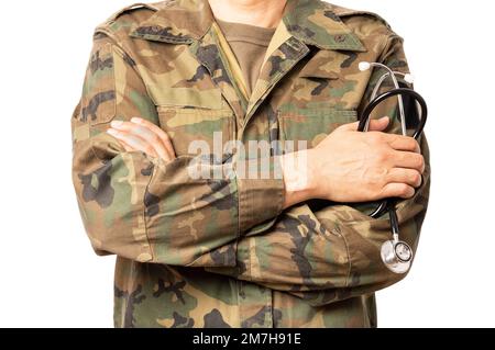 Nahaufnahme eines Militärarztes mit einem Stethoskop seiner Hand. Der Mann trägt Tarnkleidung, die auch ACU genannt wird, und hat die Arme gekreuzt. Stockfoto