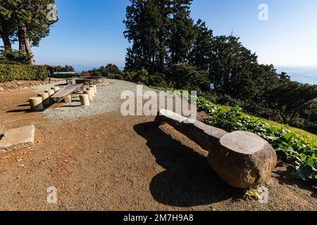 Enoura Observatory Garden das Enoura Observatory wurde an einem malerischen Ort auf der Grundlage des Konzepts der Rückkehr zu den Ursprüngen von Mensch und Kunst geschaffen Stockfoto