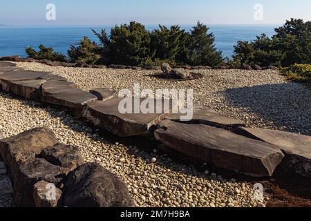 Enoura Observatory Garden das Enoura Observatory wurde an einem malerischen Ort auf der Grundlage des Konzepts der Rückkehr zu den Ursprüngen von Mensch und Kunst geschaffen Stockfoto