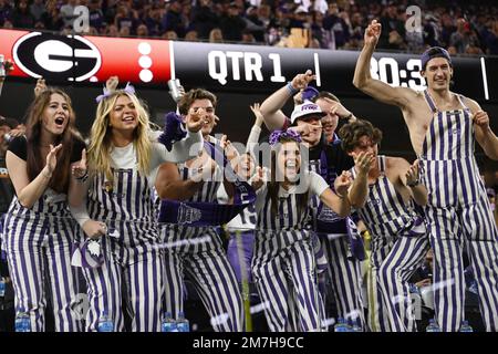 Inglewood, Usa. 09. Januar 2023. TCU-Fans jubeln am Montag, den 9. Januar 2023, vor dem Start der NCAA College Football National Championship 2023 zwischen Georgia und TCU im SoFi Stadium in Inglewood, Kalifornien. Foto: Jon SooHoo/UPI Credit: UPI/Alamy Live News Stockfoto