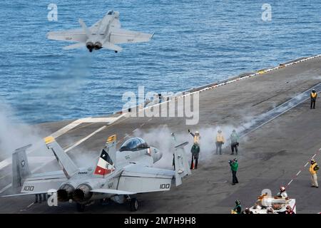 Pazifik, Vereinigte Staaten. 01. Januar 2023. EIN US-AMERIKANISCHER Navy F/A-18F Super-Hornet-Kampfflugzeug, zugeteilt zu den Kopfgeldjägern des Strike Fighter Squadron 2, bereitet sich auf den Start vom Cockpit des Flugzeugträgers USS Carl Vinson der Nimitz-Klasse während des Routineeinsatzes am 1. Januar 2023 im Pazifischen Ozean vor. Kredit: MC3 Larissa Dougherty/Planetpix/Alamy Live News Stockfoto