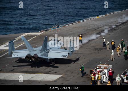 Pazifik, Vereinigte Staaten. 01. Januar 2023. EIN US-AMERIKANISCHER Navy F/A-18E Super Hornet Fighter Jet, dem Golden Dragons of Strike Fighter Squadron 192 zugeteilt, bereitet sich auf den Start vom Cockpit des Flugzeugträgers USS Carl Vinson der Nimitz-Klasse während des Routineeinsatzes am 1. Januar 2023 im Pazifik vor. Kredit: MC3 Larissa Dougherty/Planetpix/Alamy Live News Stockfoto