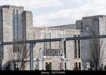 Hershey, Pennsylvania, USA -17. November 2022: Der Eingang der Schokoladenfabrik der Hershey Company in der Innenstadt von Hershey Stockfoto