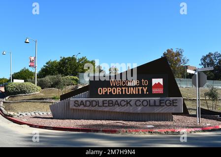 MISSION VIEJO, KALIFORNIEN - 8. JANUAR 2023: Elektronisches Marquee am Eingang zum Campus des Saddleback College. Stockfoto