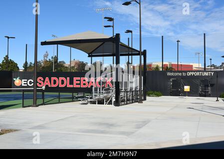 MISSION VIEJO, KALIFORNIEN - 8. JANUAR 2023: Tennis Center auf dem Campus des Saddleback College. Stockfoto