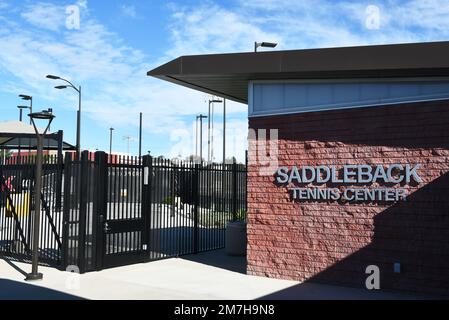 MISSION VIEJO, KALIFORNIEN - 8. JANUAR 2023: Tennis Center auf dem Campus des Saddleback College. Stockfoto