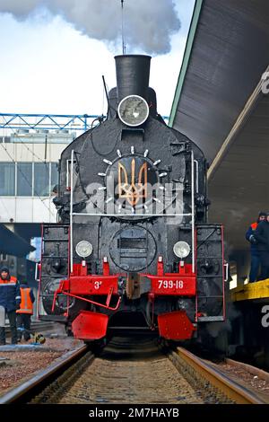 Weihnachts-Express mit Retro-Dampflokomotive er-799-18, Ankunft am Hauptbahnhof am 07. Januar 2023 in Kiew, Ukraine. Stockfoto