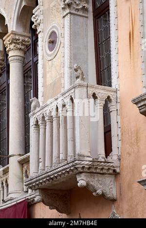 Details zur venezianischen Architektur - Balkon Stockfoto