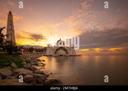 Die Moschee der Malakka-Straße ist eine Moschee auf der künstlichen Insel Malakka in Malakka, Malakka, Malaysia, die am 24. November 2006 eröffnet wurde. Stockfoto