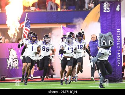 Inglewood, Usa. 09. Januar 2023. Die TCU Horned Frogs erobern das Spielfeld vor dem Spiel bei der NCAA College Football National Championship 2023 zwischen Georgia und TCU im SoFi Stadium in Inglewood, Kalifornien, am Montag, den 9. Januar 2023. Foto: Mike Goulding/UPI Credit: UPI/Alamy Live News Stockfoto