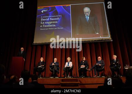 Rom, Italien. 09. Januar 2023. Der Bürgermeister von Rom, Roberto Gualtieri (L), spricht von der Bühne aus während der Vorstellung des Buches "Weisheit und Audacity", das 56 Reden des ehemaligen Präsidenten des Europäischen Parlaments, David Sassoli, sammelt, der am 11. Januar 2022 verstorben ist. Kredit: SOPA Images Limited/Alamy Live News Stockfoto