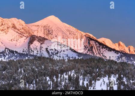 Erstes Licht auf dem Sacagawea-Gipfel in den bridger-Bergen im Winter bei bozeman, montana Stockfoto