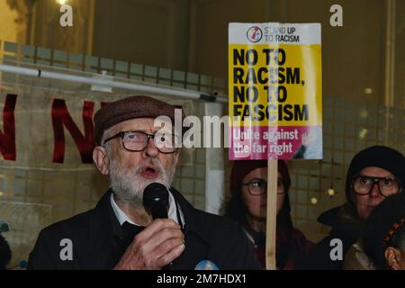 London, Großbritannien. 9. Januar 2022. Abgeordneter Jeremy Corbyn spricht auf einer Kundgebung für Demokratie und Rassismus, die nach Bolisonaro-Anhängern in der Hauptstadt Brasilia organisiert wurde und neben anderen Regierungsbüros das Kongressgebäude stürmte. In den letzten Wochen lagerten Unruhen in der Nähe von Militärstützpunkten, um das Militär zu überzeugen, einen Putsch zu vollziehen und den neu eingeweihten Präsidenten Luiz Inacio Lula da Silva aus dem Amt zu vertreiben. Kredit: Elfte Stunde Fotografie/Alamy Live News Stockfoto