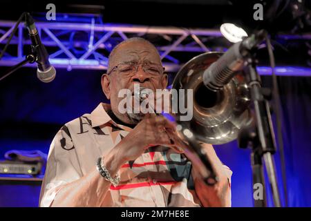 Paris, Frankreich. 29. November 2022. Fred Wesley tritt am 29. November 2022 im New Morning in Paris auf. Stockfoto