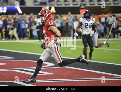 Inglewood, Usa. 09. Januar 2023. Georgia Bulldogs Quarterback Stetson Bennett trifft die TCU Horned Frogs bei der NCAA College Football National Championship 2023 zwischen Georgia und TCU im SoFi Stadium in Inglewood, Kalifornien, am Montag, den 9. Januar 2023. Foto: Mike Goulding/UPI Credit: UPI/Alamy Live News Stockfoto