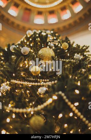 Weihnachtsbaumschmuck bringt Weihnachtslichter in warmen Farben Stockfoto