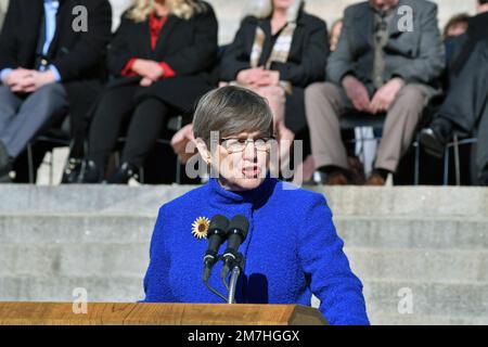 TOPEKA, KANSAS - 9. JANUAR 2023Kansas die demokratische Gouverneurin Laura Kelly hält ihre Eröffnungsrede auf den Stufen des Kapitolgebäudes, nachdem sie für eine zweite Amtszeit vereidigt wurde Kredit: Mark Reinstein/MediaPunch Stockfoto