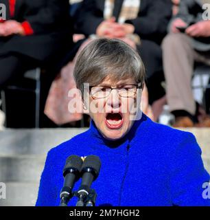 TOPEKA, KANSAS - 9. JANUAR 2023Kansas die demokratische Gouverneurin Laura Kelly hält ihre Eröffnungsrede auf den Stufen des Kapitolgebäudes, nachdem sie für eine zweite Amtszeit vereidigt wurde Kredit: Mark Reinstein/MediaPunch Stockfoto