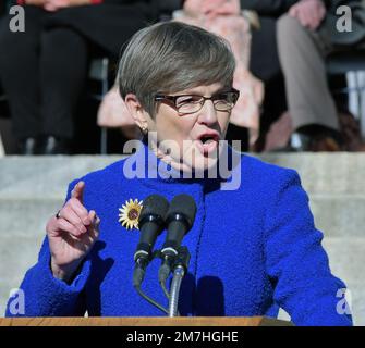 TOPEKA, KANSAS - 9. JANUAR 2023Kansas die demokratische Gouverneurin Laura Kelly hält ihre Eröffnungsrede auf den Stufen des Kapitolgebäudes, nachdem sie für eine zweite Amtszeit vereidigt wurde Kredit: Mark Reinstein/MediaPunch Stockfoto