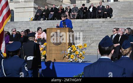 TOPEKA, KANSAS - 9. JANUAR 2023Kansas die demokratische Gouverneurin Laura Kelly hält ihre Eröffnungsrede auf den Stufen des Kapitolgebäudes, nachdem sie für eine zweite Amtszeit vereidigt wurde Kredit: Mark Reinstein/MediaPunch Stockfoto