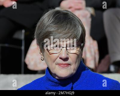 TOPEKA, KANSAS - 9. JANUAR 2023Kansas die demokratische Gouverneurin Laura Kelly hält ihre Eröffnungsrede auf den Stufen des Kapitolgebäudes, nachdem sie für eine zweite Amtszeit vereidigt wurde Kredit: Mark Reinstein/MediaPunch Stockfoto