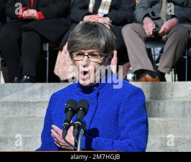 TOPEKA, KANSAS - 9. JANUAR 2023Kansas die demokratische Gouverneurin Laura Kelly hält ihre Eröffnungsrede auf den Stufen des Kapitolgebäudes, nachdem sie für eine zweite Amtszeit vereidigt wurde Kredit: Mark Reinstein/MediaPunch Stockfoto