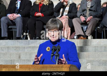 TOPEKA, KANSAS - 9. JANUAR 2023Kansas die demokratische Gouverneurin Laura Kelly hält ihre Eröffnungsrede auf den Stufen des Kapitolgebäudes, nachdem sie für eine zweite Amtszeit vereidigt wurde Kredit: Mark Reinstein/MediaPunch Stockfoto