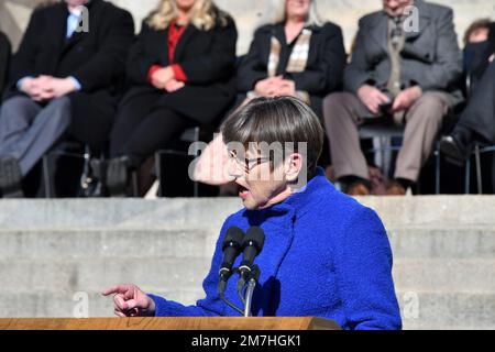 TOPEKA, KANSAS - 9. JANUAR 2023Kansas die demokratische Gouverneurin Laura Kelly hält ihre Eröffnungsrede auf den Stufen des Kapitolgebäudes, nachdem sie für eine zweite Amtszeit vereidigt wurde Kredit: Mark Reinstein/MediaPunch Stockfoto