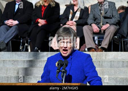 TOPEKA, KANSAS - 9. JANUAR 2023Kansas die demokratische Gouverneurin Laura Kelly hält ihre Eröffnungsrede auf den Stufen des Kapitolgebäudes, nachdem sie für eine zweite Amtszeit vereidigt wurde Kredit: Mark Reinstein/MediaPunch Stockfoto