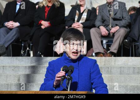 TOPEKA, KANSAS - 9. JANUAR 2023Kansas die demokratische Gouverneurin Laura Kelly hält ihre Eröffnungsrede auf den Stufen des Kapitolgebäudes, nachdem sie für eine zweite Amtszeit vereidigt wurde Kredit: Mark Reinstein/MediaPunch Stockfoto