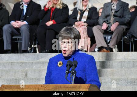 TOPEKA, KANSAS - 9. JANUAR 2023Kansas die demokratische Gouverneurin Laura Kelly hält ihre Eröffnungsrede auf den Stufen des Kapitolgebäudes, nachdem sie für eine zweite Amtszeit vereidigt wurde Kredit: Mark Reinstein/MediaPunch Stockfoto