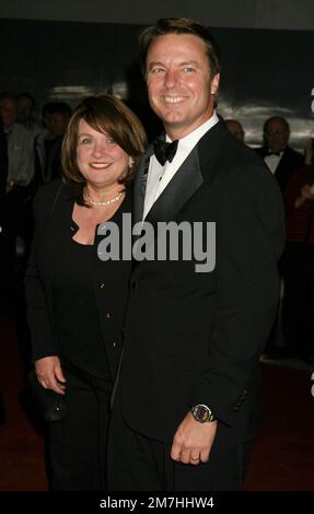 Senator John Edwards und seine Ehefrau Elizabeth Edwards nehmen am 5. Dezember 2004 an der 27. Jährlichen Kennedy Center Honors Gala im Opernhaus des Kennedy Center in Washington Teil. Foto: Henry McGee/MediaPunch Stockfoto